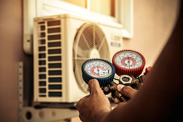 Professional Hvac technician working in Van Alstyne, TX